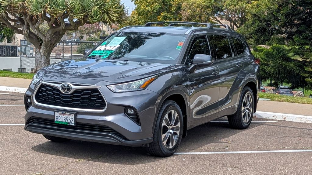 2020 Toyota Highlander XLE Image 1 of 35