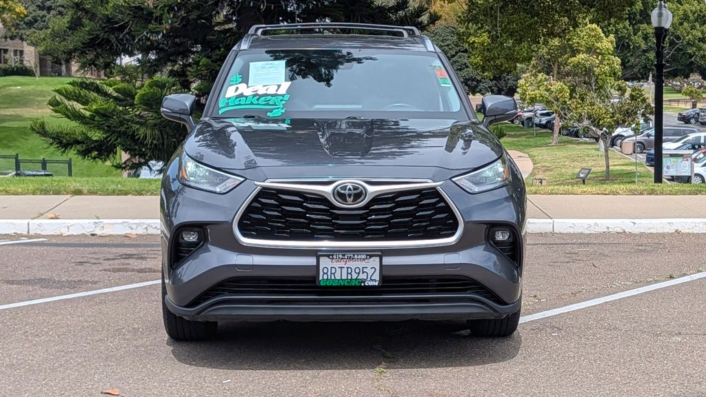 2020 Toyota Highlander XLE Image 2 of 35