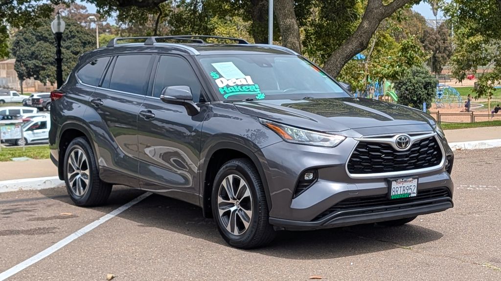 2020 Toyota Highlander XLE Image 3 of 35