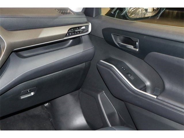 Vehicle image 17 of 31