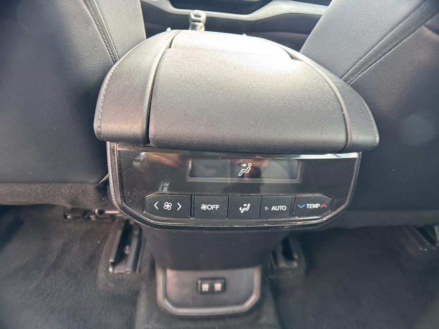 Vehicle image 25 of 30