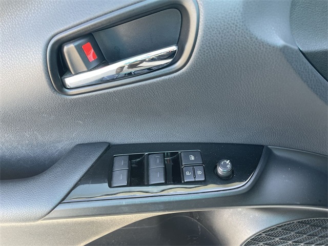 Vehicle image 21 of 33