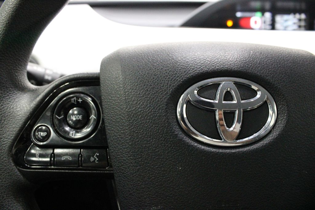 Vehicle image 32 of 41