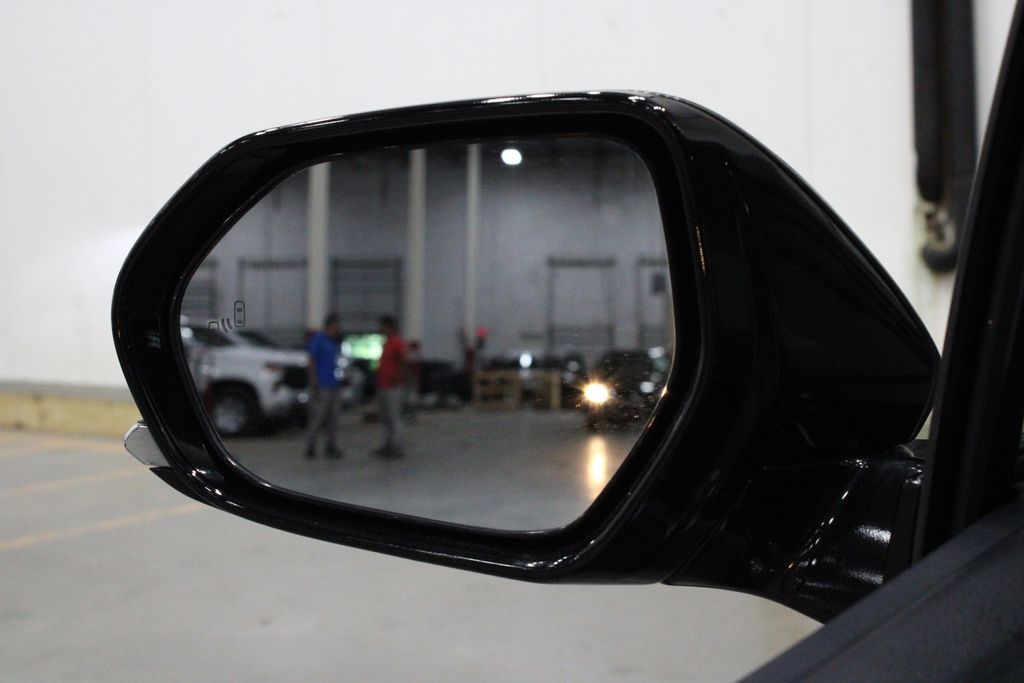 Vehicle image 33 of 41