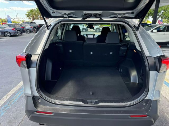 Vehicle image 11 of 27