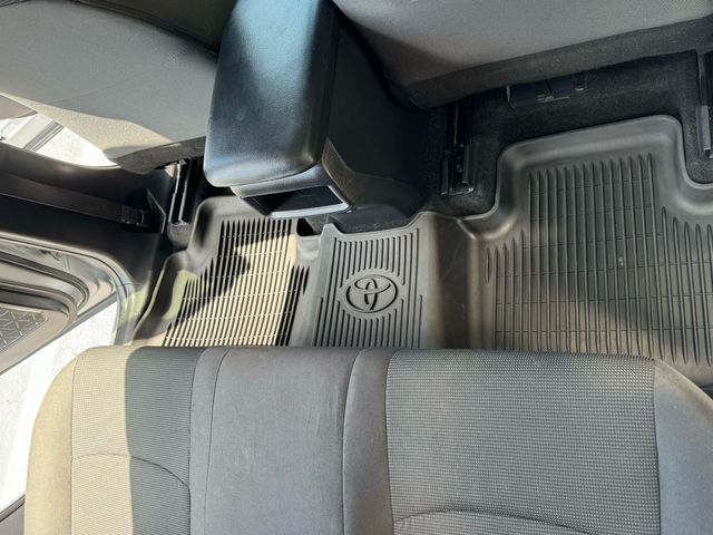 Vehicle image 17 of 27