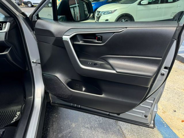 Vehicle image 18 of 27