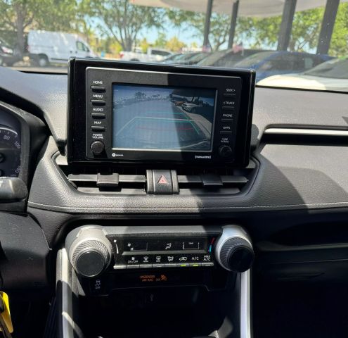 Vehicle image 25 of 27