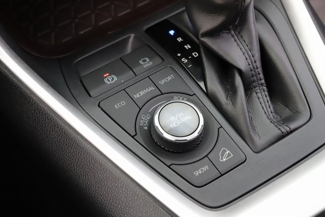 Vehicle image 25 of 34