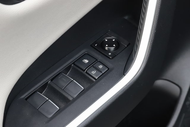 Vehicle image 14 of 34