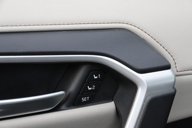 Vehicle image 15 of 34