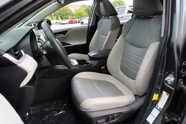 Vehicle image 16 of 34