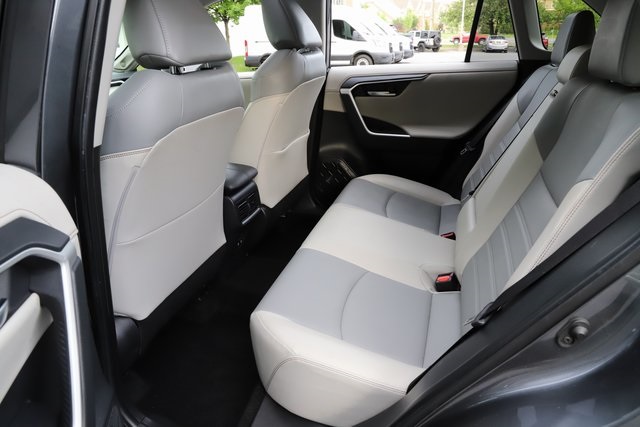 Vehicle image 17 of 34
