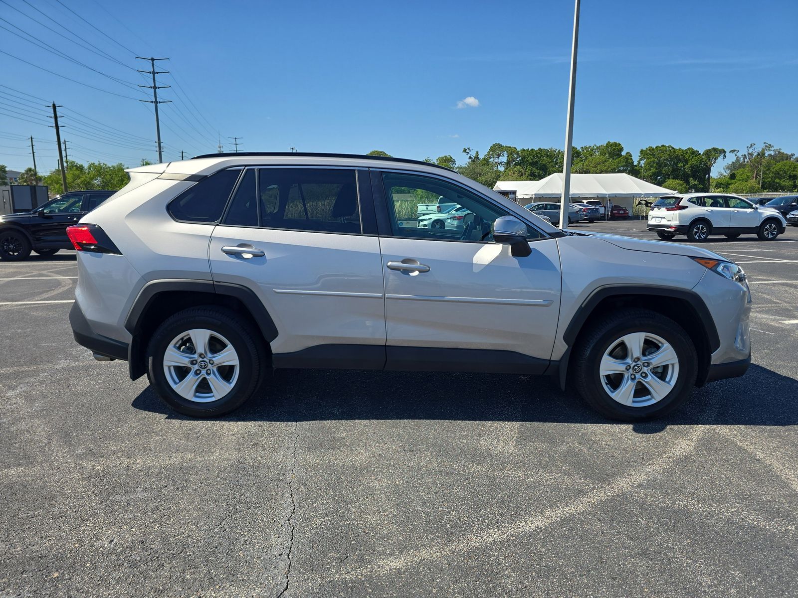 2020 Toyota RAV4 XLE Image 3 of 30