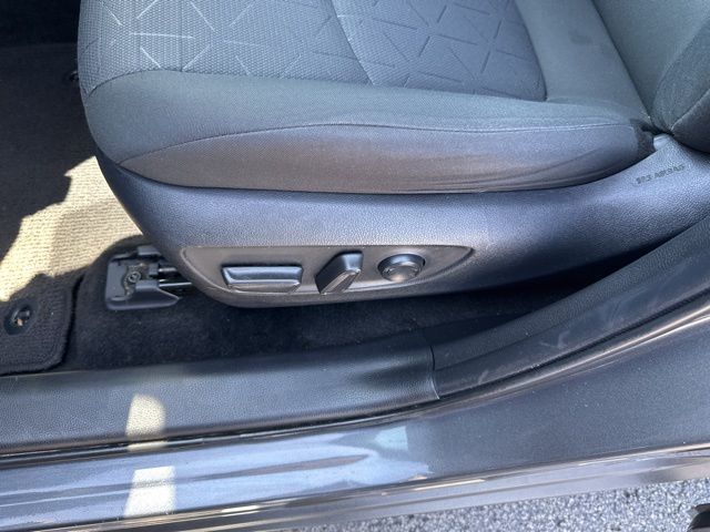 Vehicle image 17 of 28