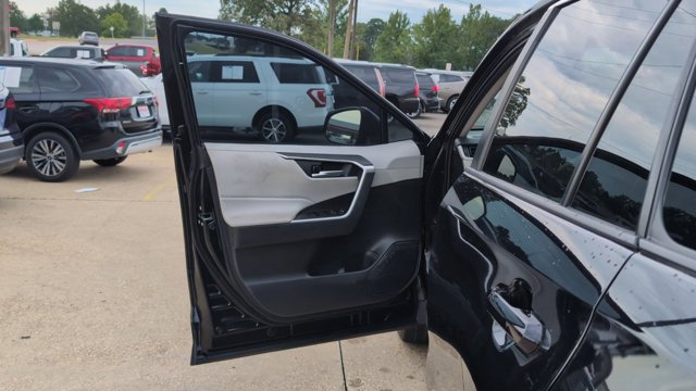 Vehicle image 10 of 32