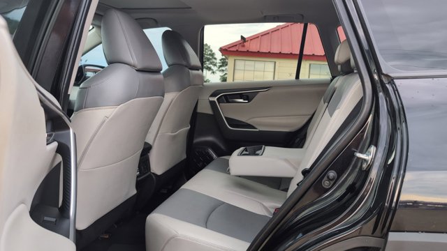 Vehicle image 16 of 32