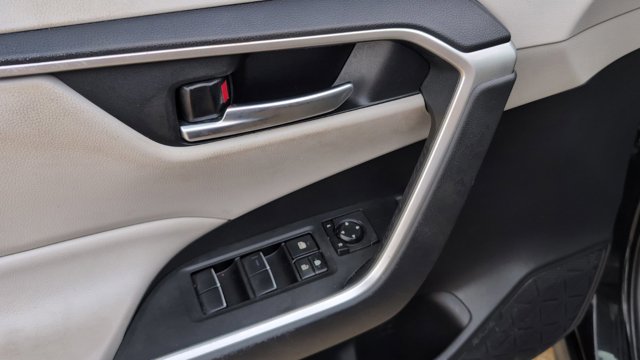 Vehicle image 20 of 32