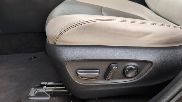 Vehicle image 21 of 32