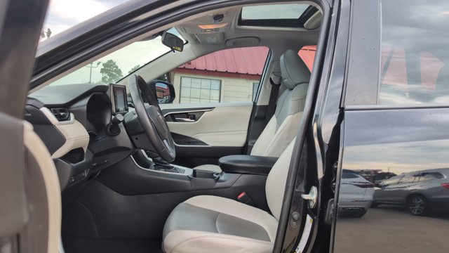 Vehicle image 11 of 32