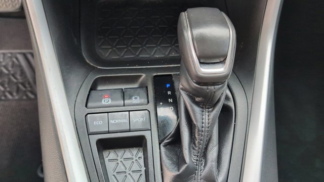 Vehicle image 24 of 32