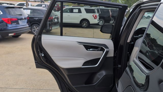 Vehicle image 15 of 32
