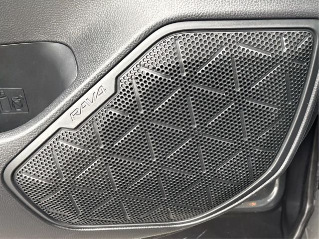 Vehicle image 42 of 44
