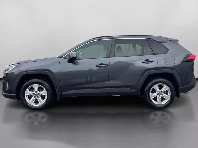 Vehicle image 10 of 44