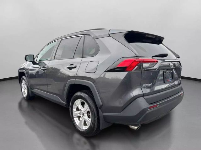 Vehicle image 9 of 44