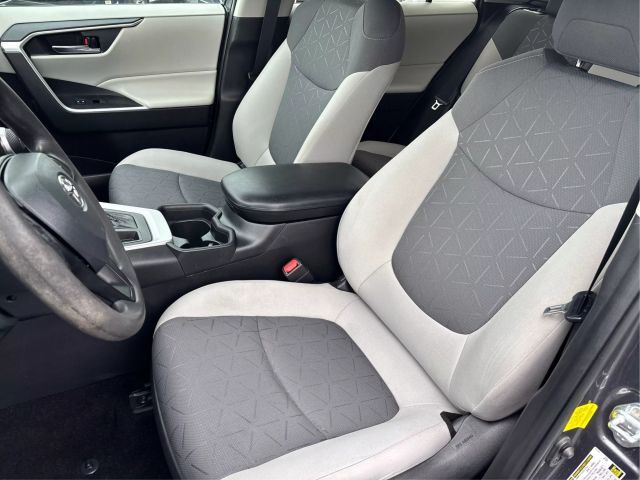 Vehicle image 16 of 44