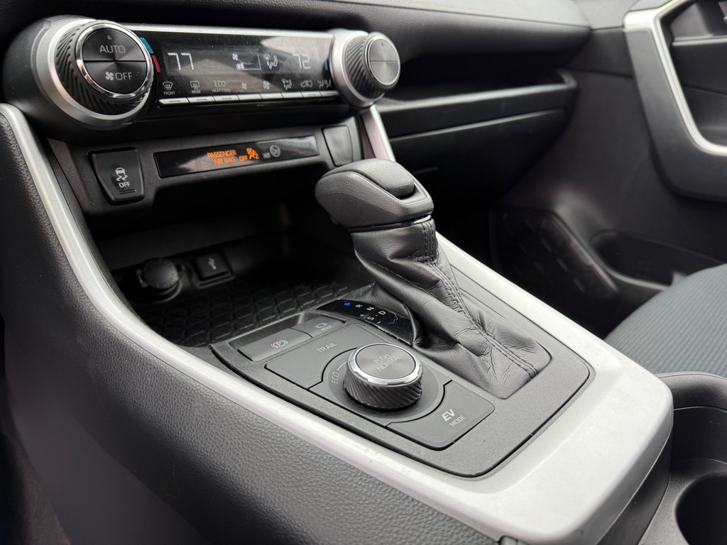 Vehicle image 22 of 28