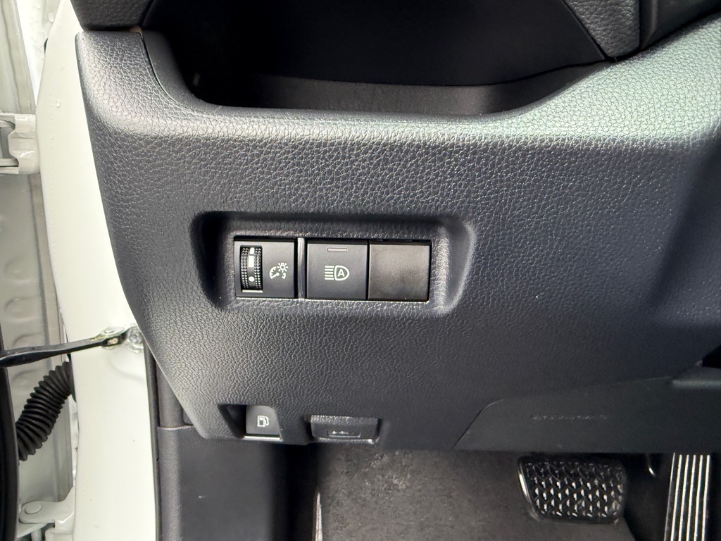 Vehicle image 21 of 28