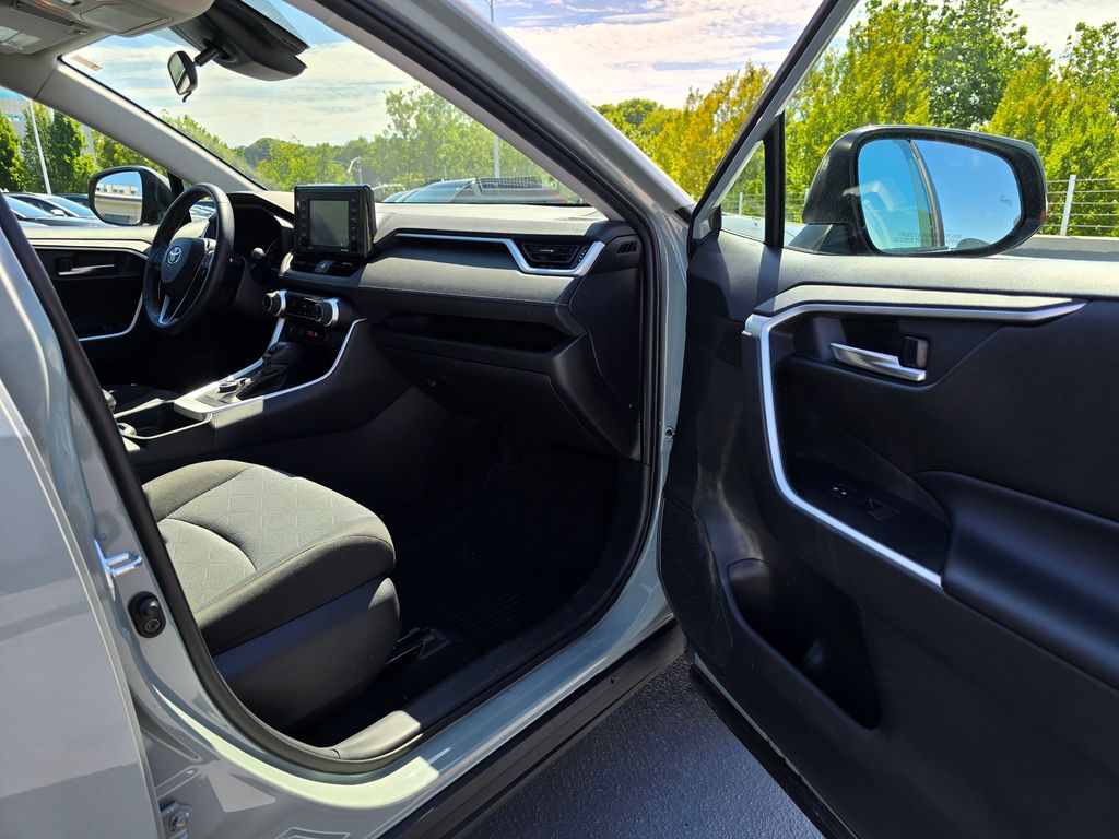 Vehicle image 21 of 31