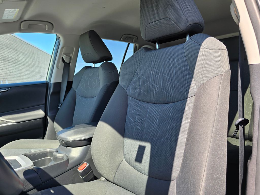 Vehicle image 14 of 31