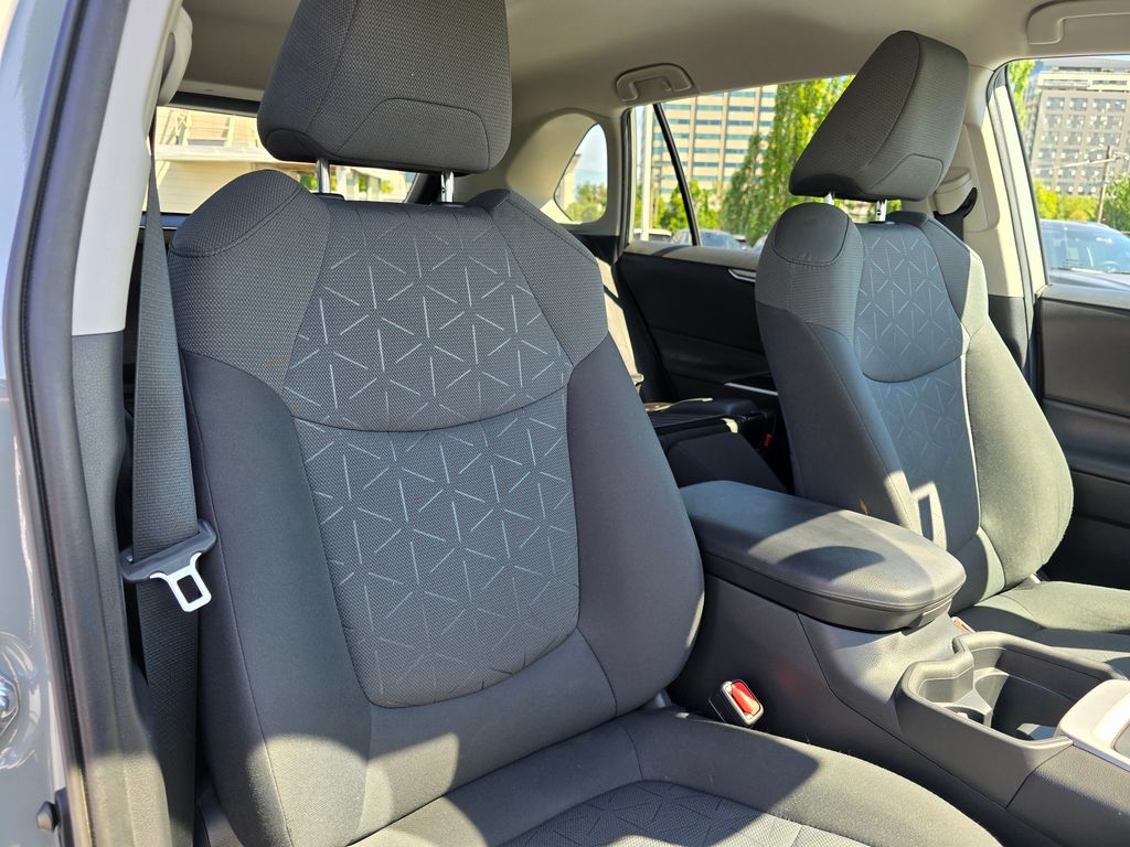 Vehicle image 11 of 31