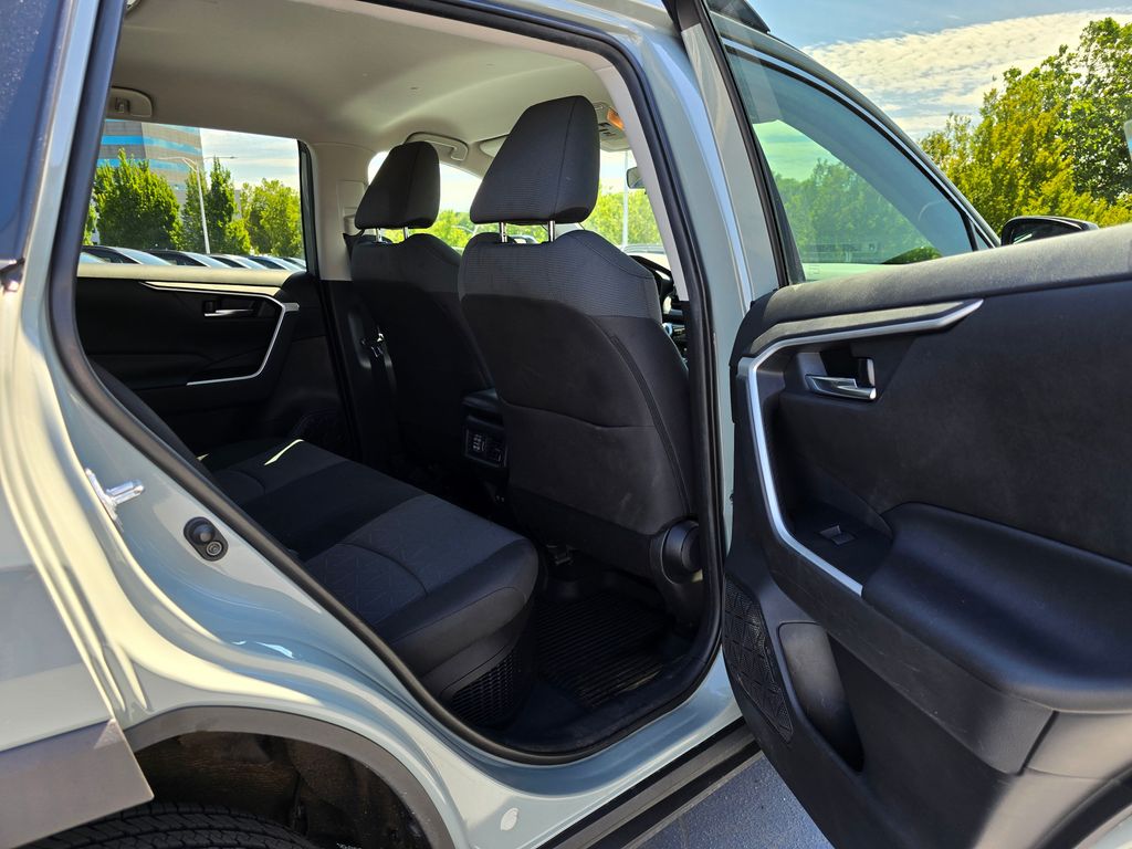 Vehicle image 17 of 31