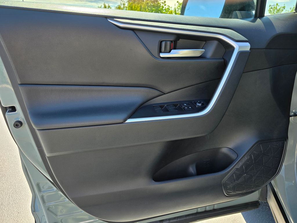Vehicle image 28 of 31