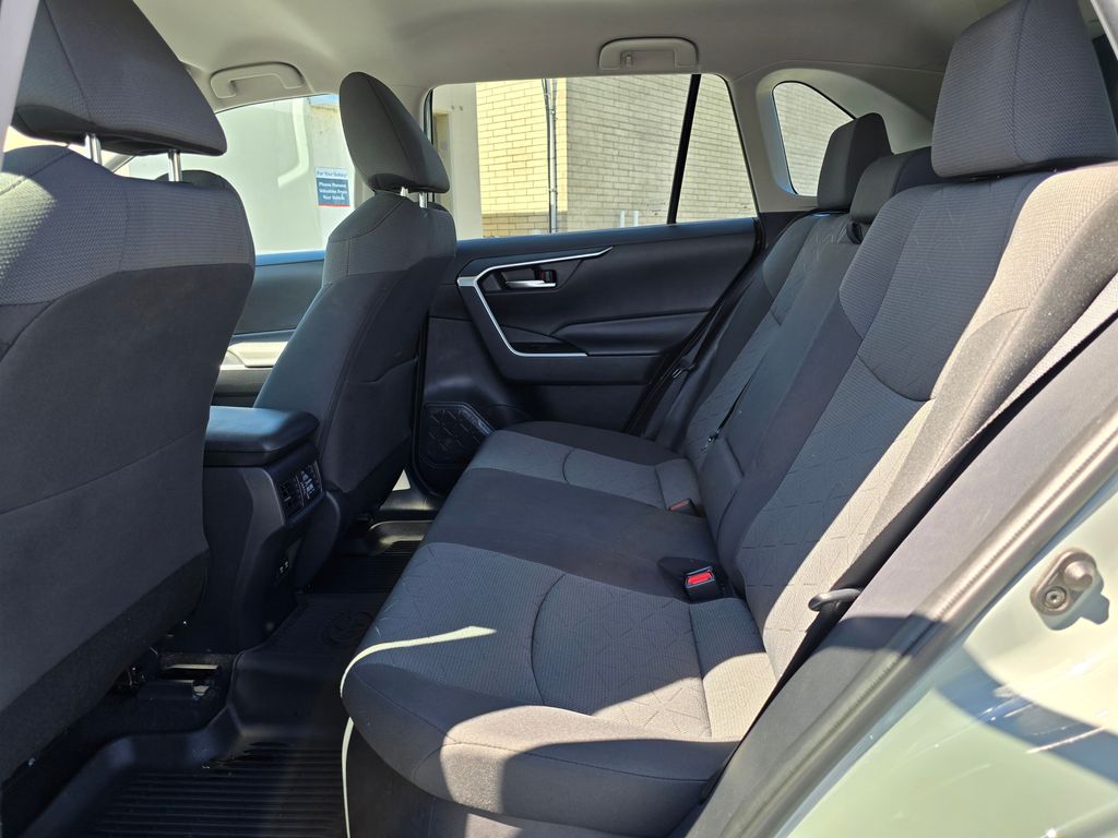 Vehicle image 13 of 31