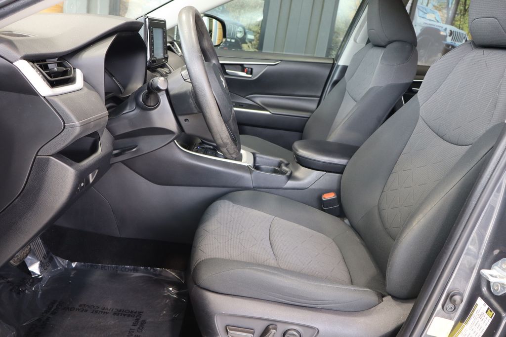 Vehicle image 8 of 44