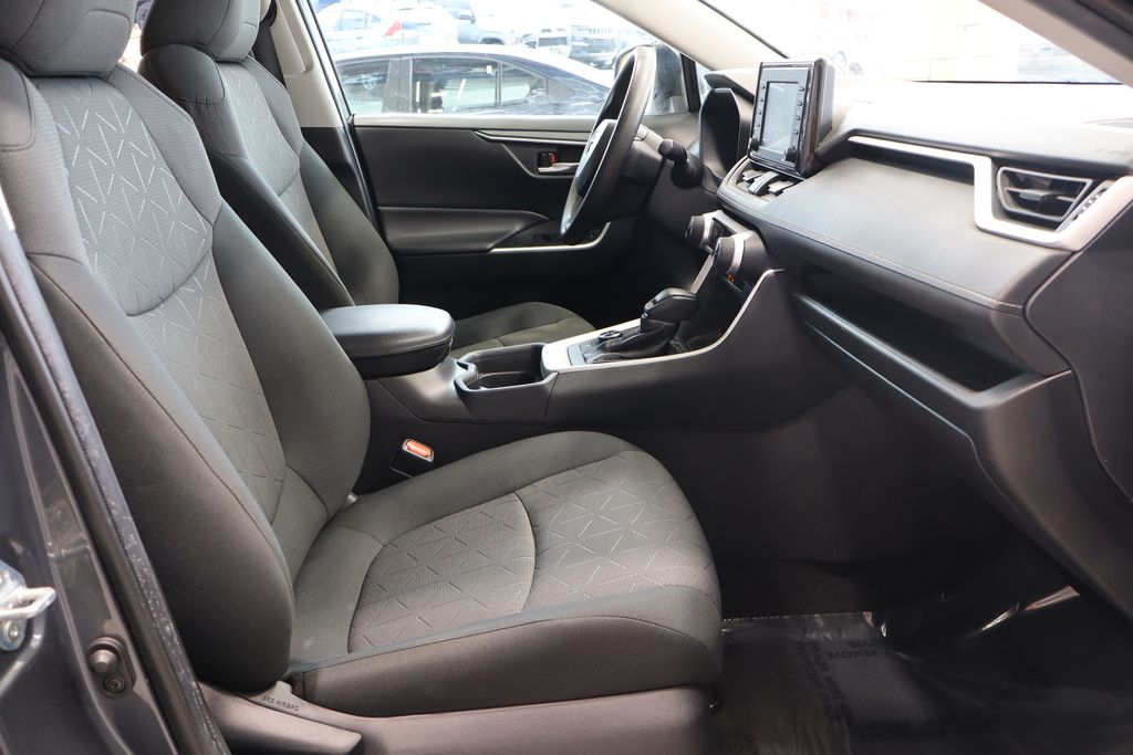 Vehicle image 11 of 44