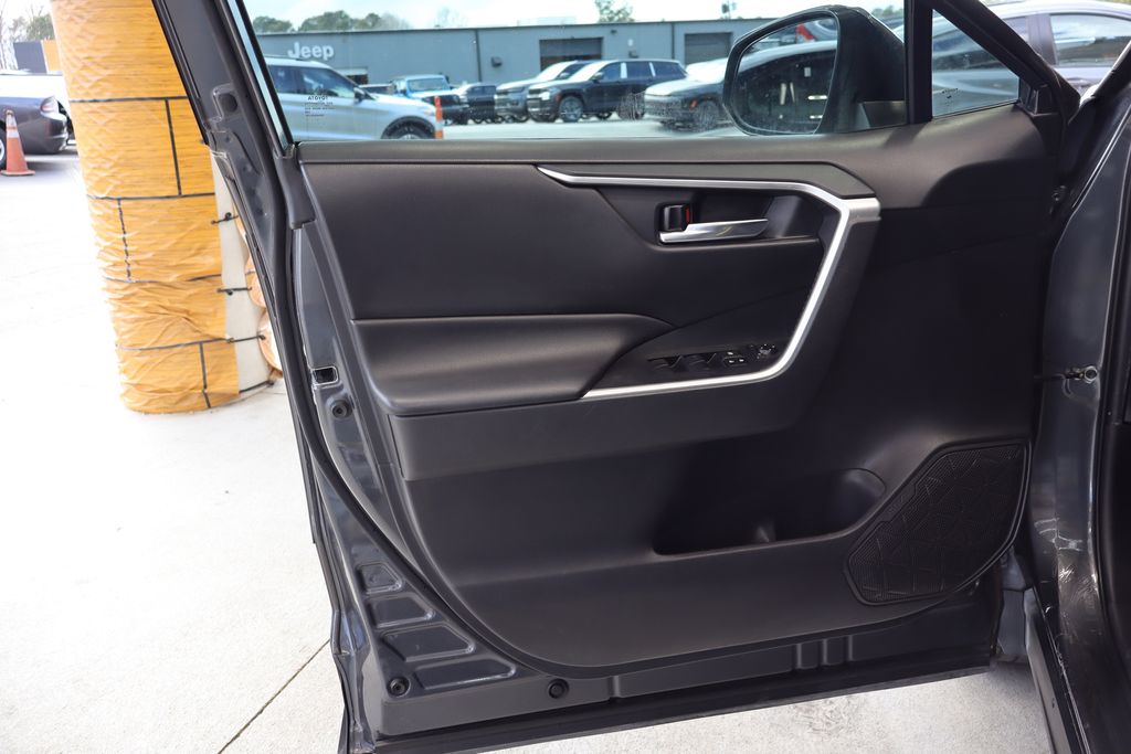 Vehicle image 12 of 44
