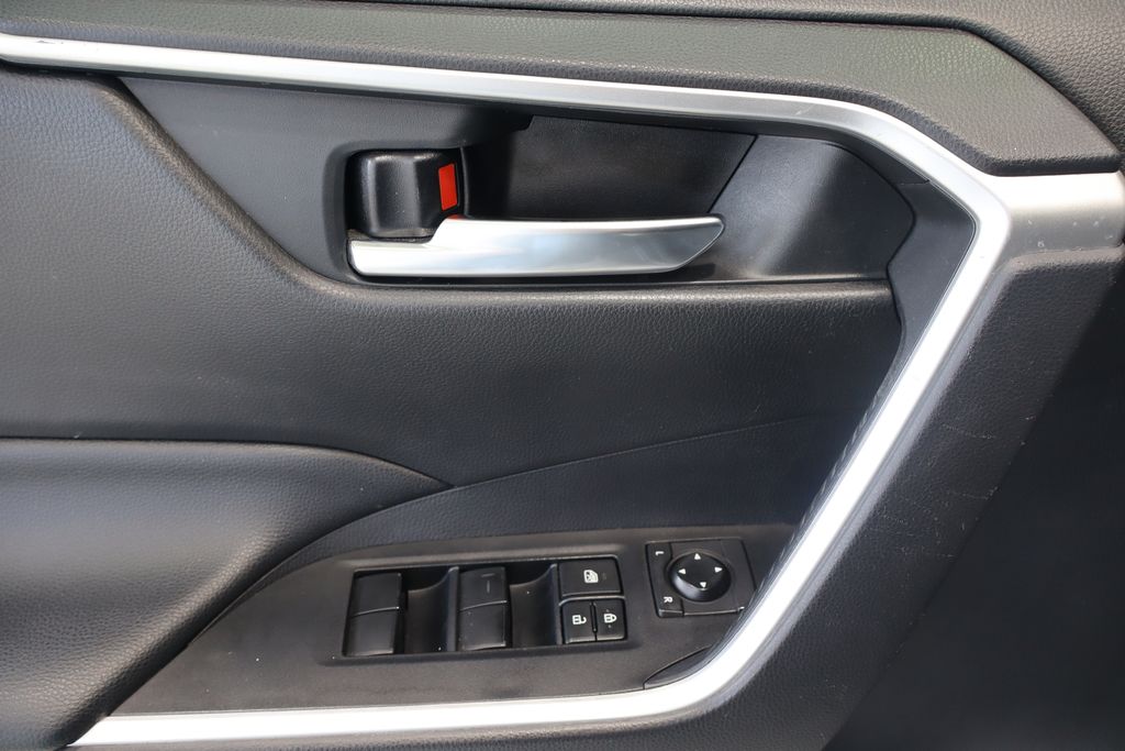 Vehicle image 13 of 44