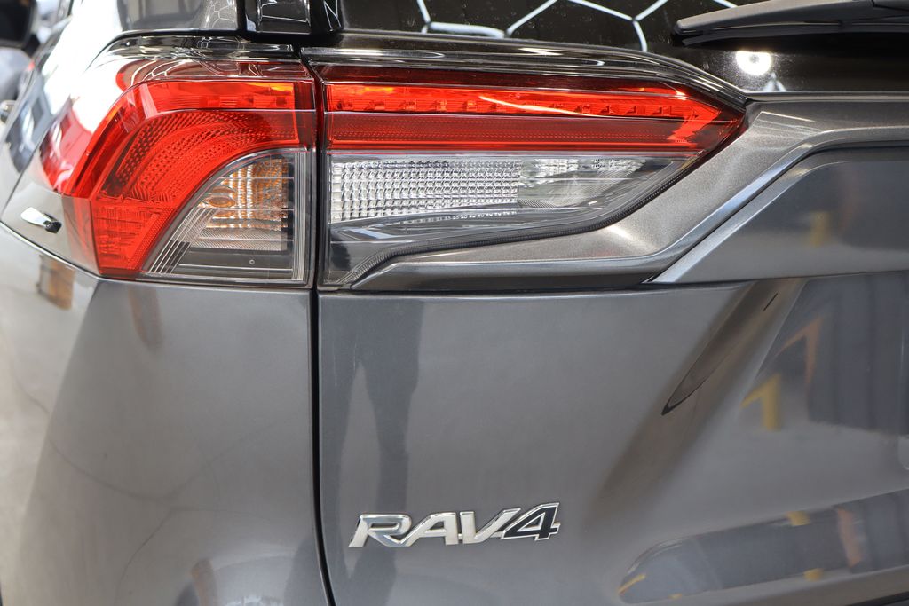 Vehicle image 40 of 44