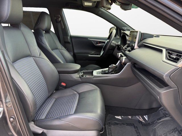2020 Toyota RAV4 Hybrid XSE Image 17 of 45