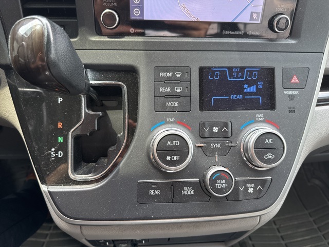 Vehicle image 11 of 21