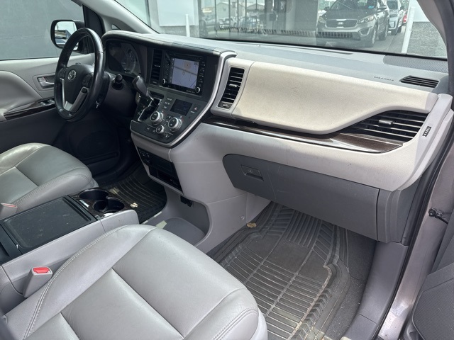 Vehicle image 15 of 21