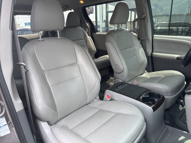 Vehicle image 17 of 21