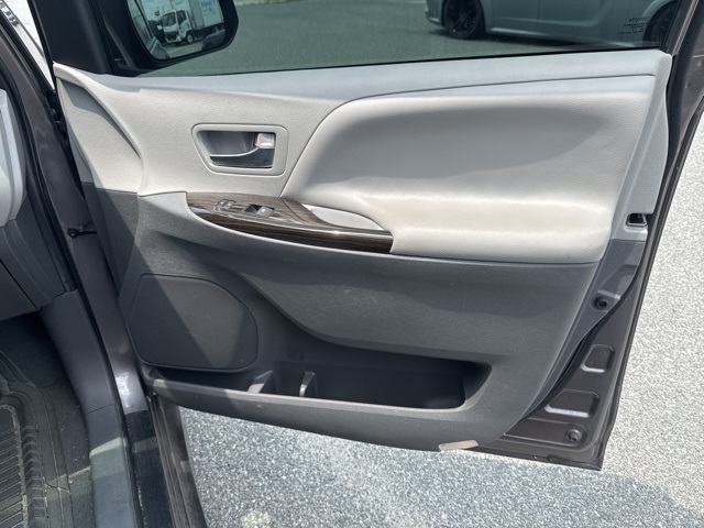 Vehicle image 16 of 21