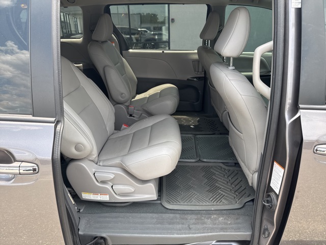 Vehicle image 18 of 21