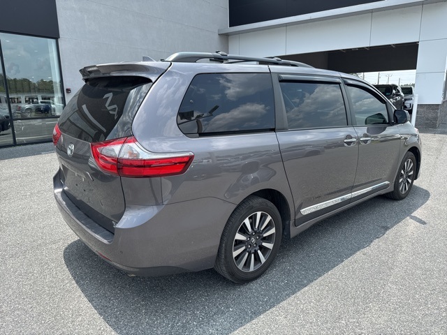 Vehicle image 5 of 21
